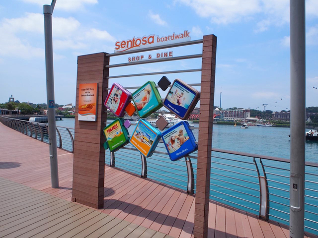 景色を見ながら歩いて「セントーサ島」へ