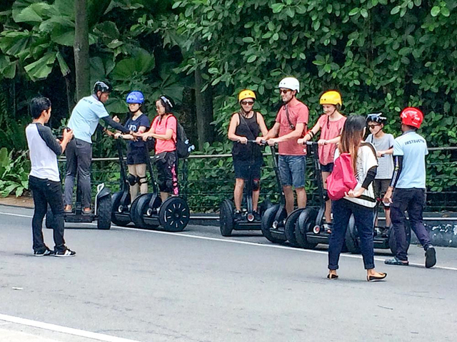 体の重心移動で進むセグウェイでセントーサ巡り