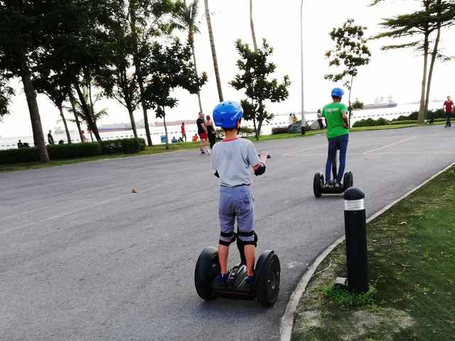 体の重心移動で進むセグウェイでセントーサ巡り