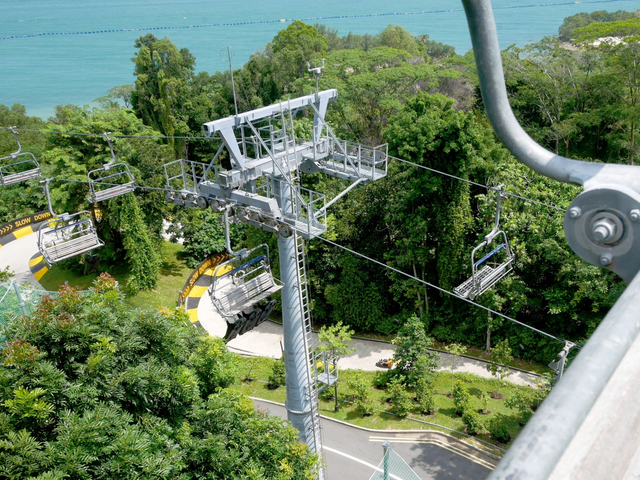 スピード感のあるリュージュ体験「スカイライン リュージュ セントーサ」