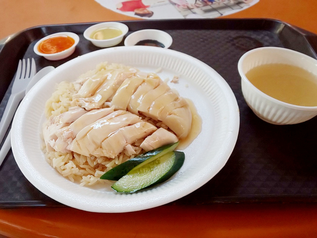 チキンライスの名店があるホーカーズでランチ