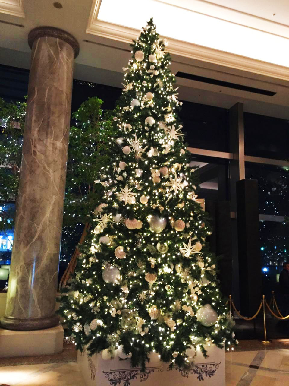 ステキな一夜を 東京 横浜でクリスマスツリーが美しいホテル10選 トラベルマガジン